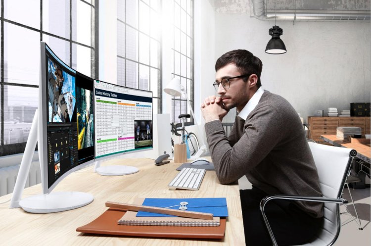 Curved Monitors for Comfort and Accuracy in Creative Work